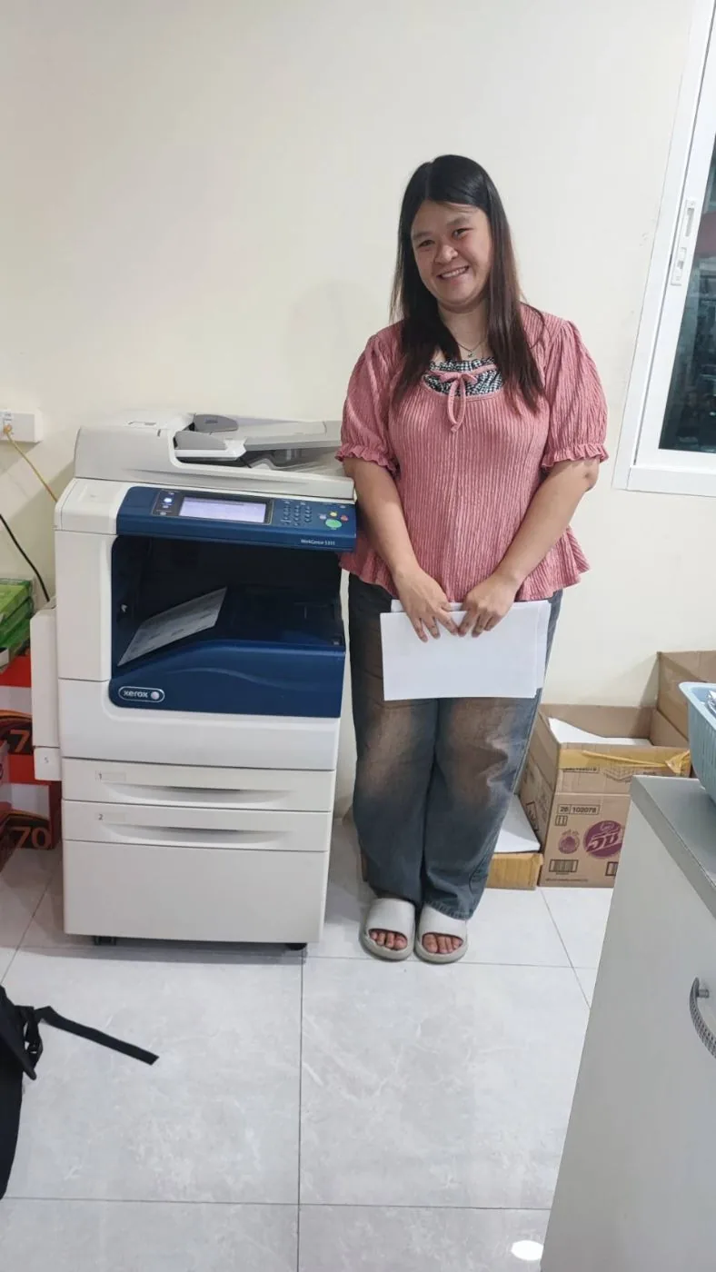 ลูกค้ารับมอบเครื่องถ่ายเอกสารให้เช่า Xerox WorkCentre พร้อมเอกสารการเช่า