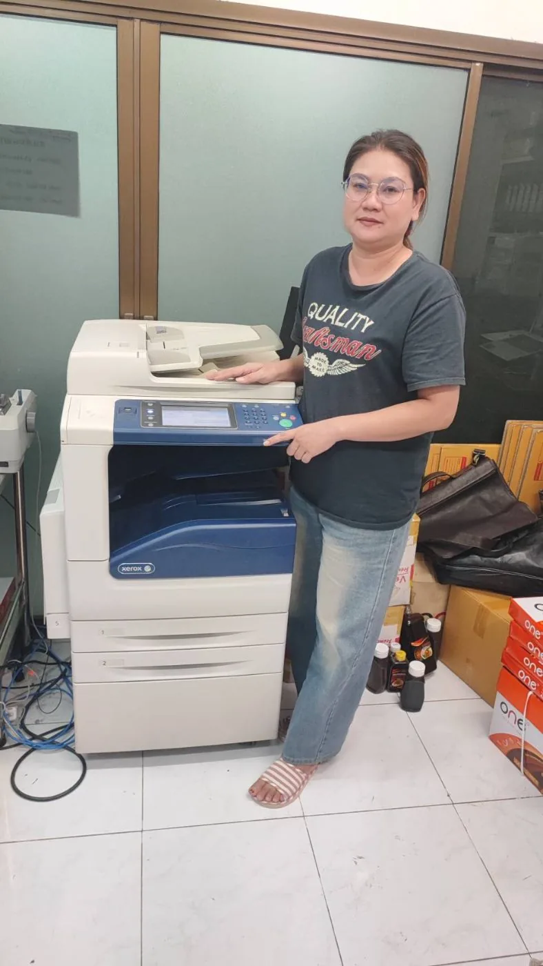 ลูกค้าถ่ายภาพคู่เครื่องถ่ายเอกสาร Xerox AltaLink ที่เช่า หลังติดตั้งเสร็จถึงหน้างาน
