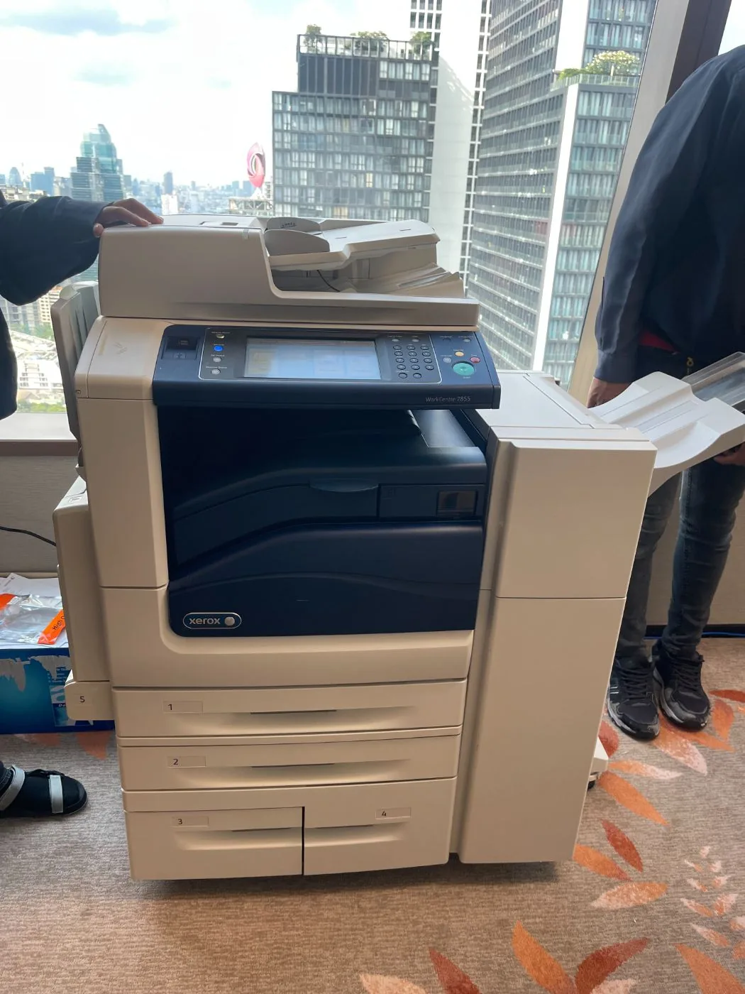 ติดตั้งเครื่องถ่ายเอกสารสี Xerox WorkCentre พร้อมชุดจัดเรียงเอกสารในอาคารสำนักงาน