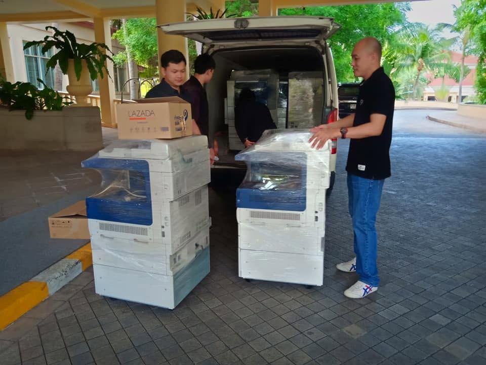 ทีมงานตรวจเช็คสภาพเครื่องถ่ายเอกสาร