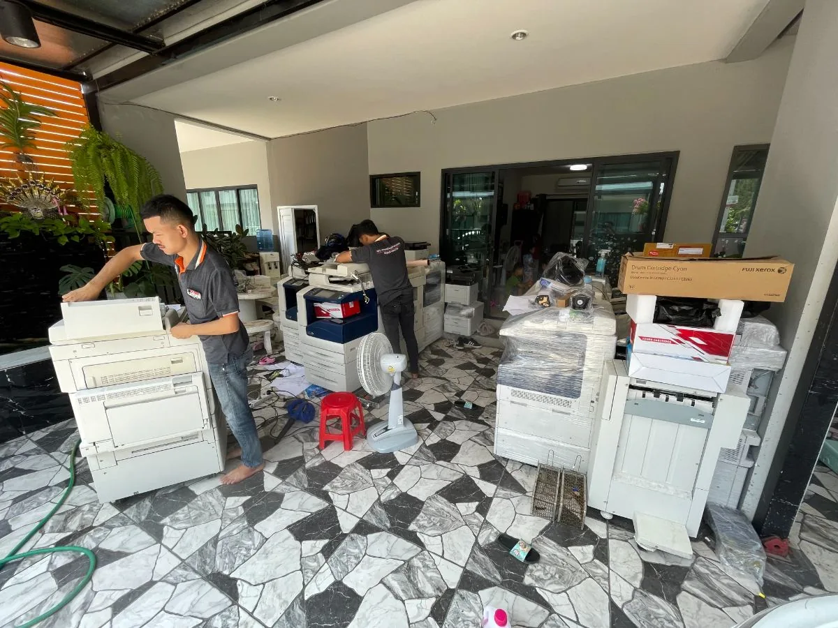 ทีมงานเชื่อมต่อระบบเครื่องถ่ายเอกสาร